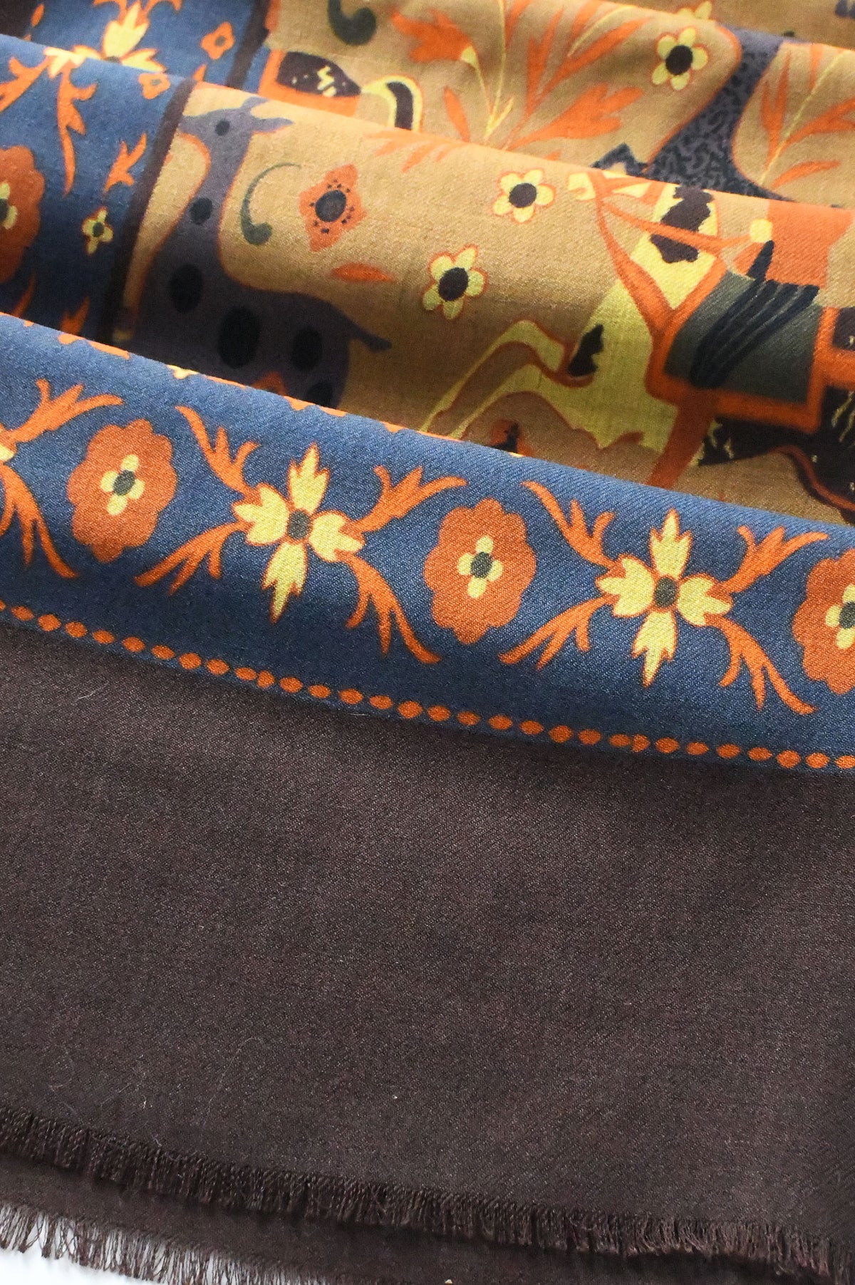 Écharpe marron à motifs chasseur mongol – Ardentes Clipei