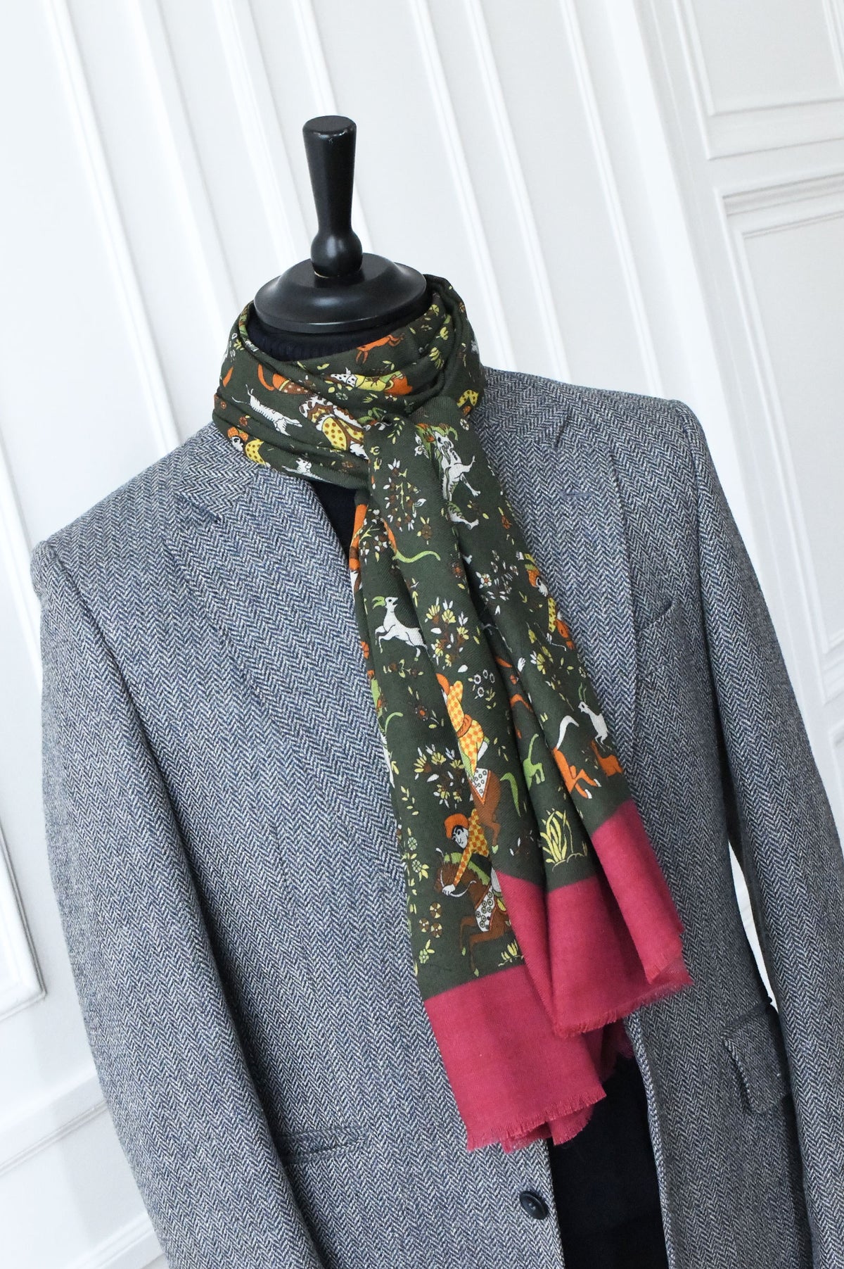 Dark turquoise scarf with Paisley patterns and a Mongolian hunter – Ardentes Clipei