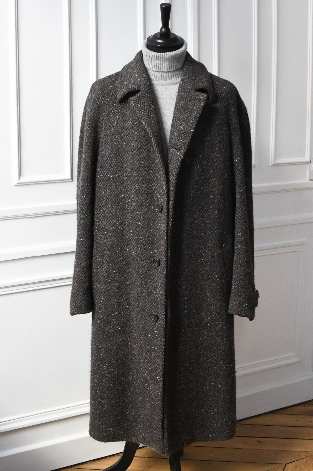 devant du manteau raglan pour homme Ardentes Clipei en tweed à chevrons marron, fabriqué en Italie.