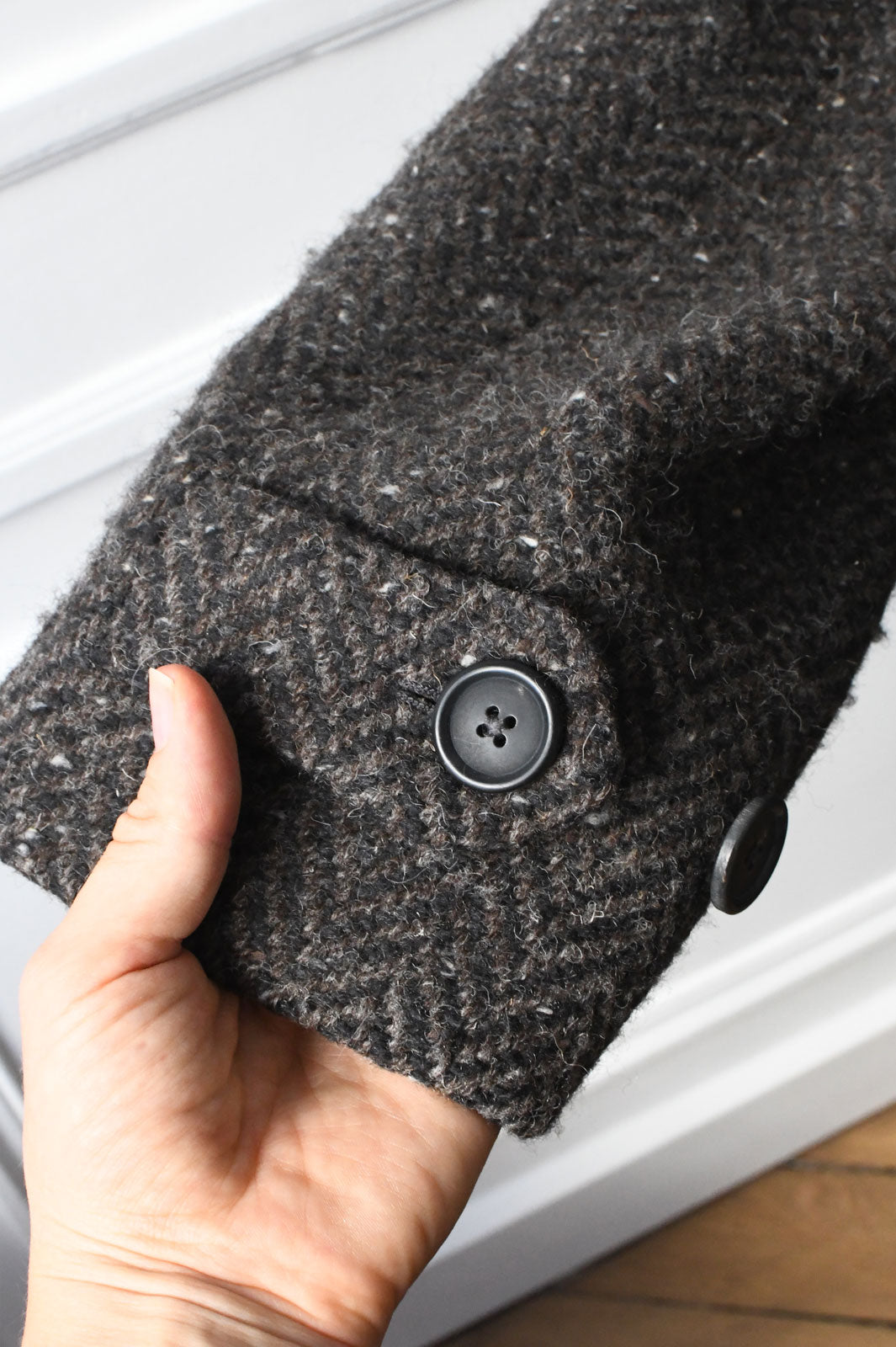 detail tissu manteau raglan pour homme Ardentes Clipei en tweed à chevrons marron, fabriqué en Italie.