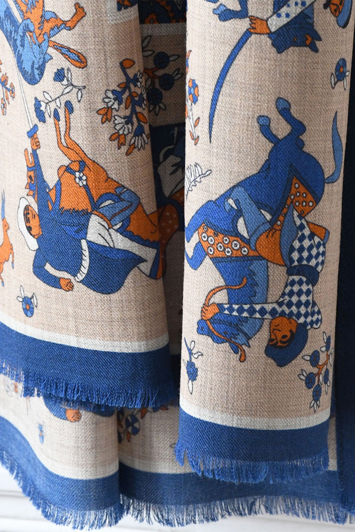 Écharpe Beige Bleu à Motif Chasseur Mongol et Paisley – Ardentes Clipei