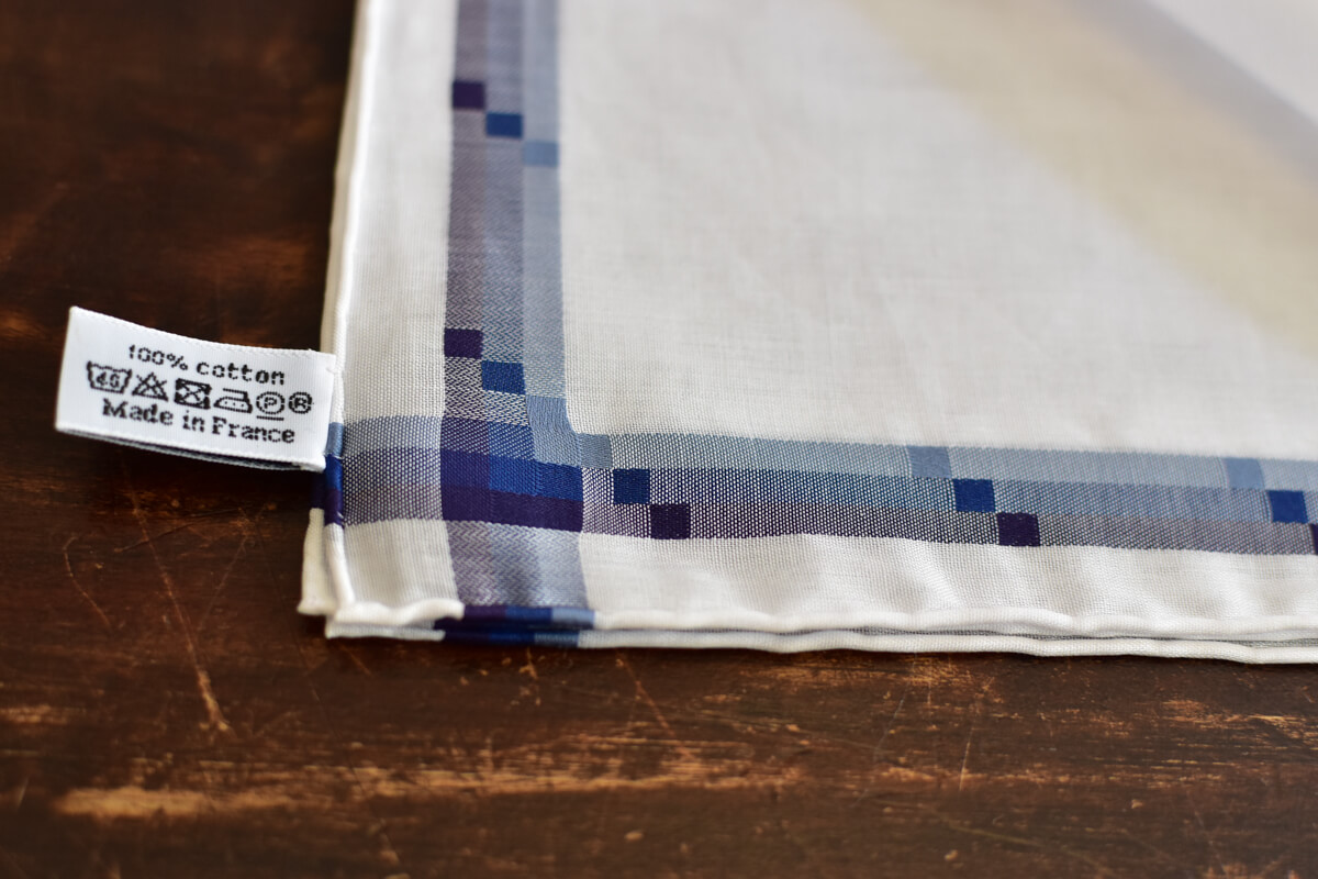 mouchoir blanc en coton bandes bleues