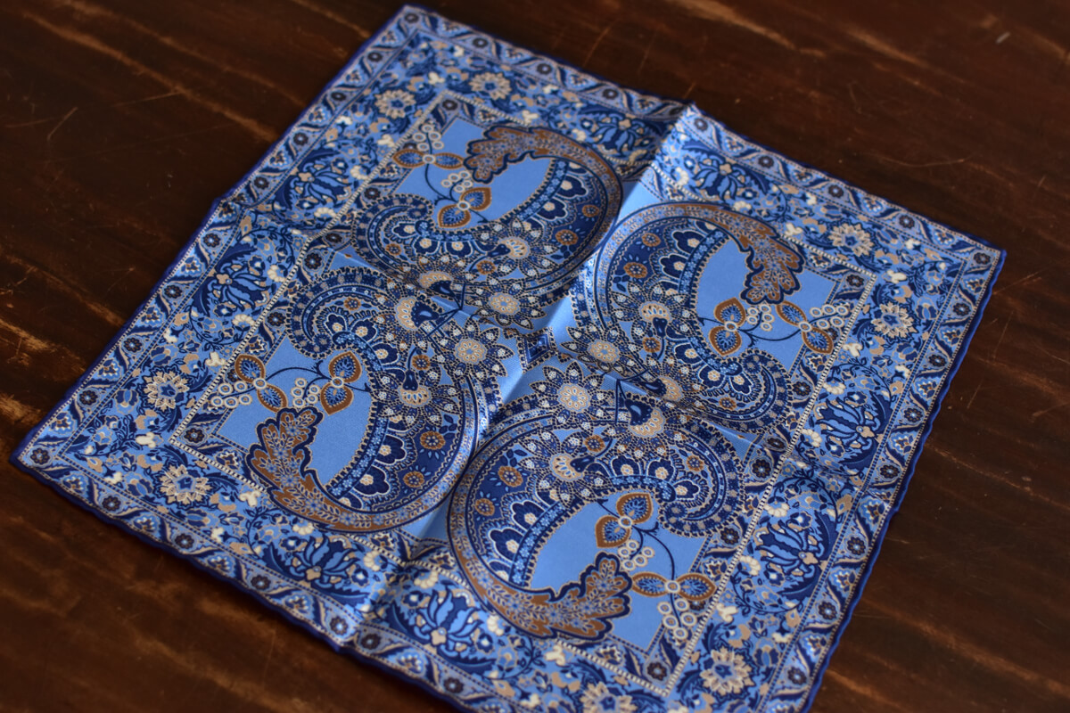 Pochette en soie bleu motif floral