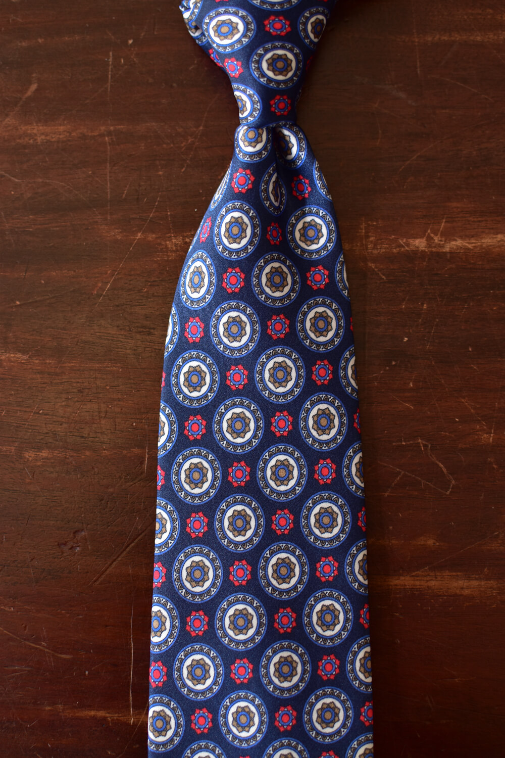 cravate bleue medaillon en soie