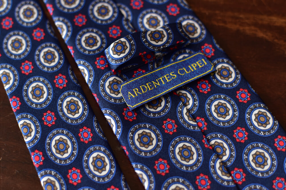 cravate bleue medaillon en soie