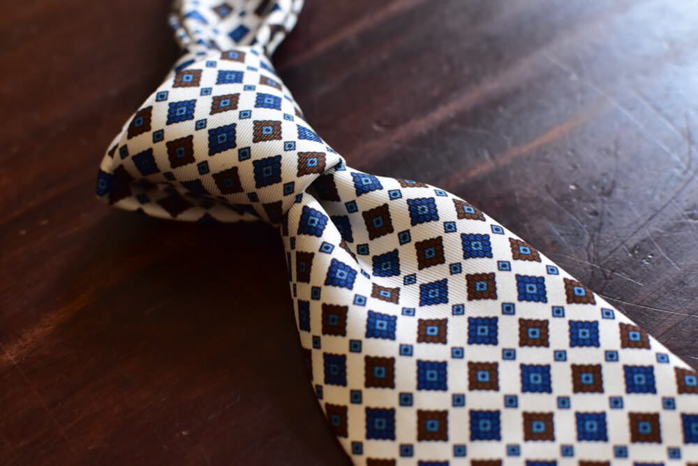 Cravate blanche a petit motifs Calabrese
