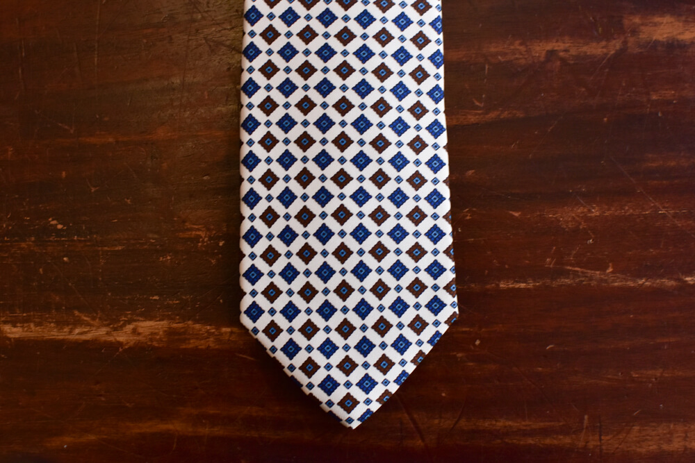 Cravate blanche a petit motifs Calabrese