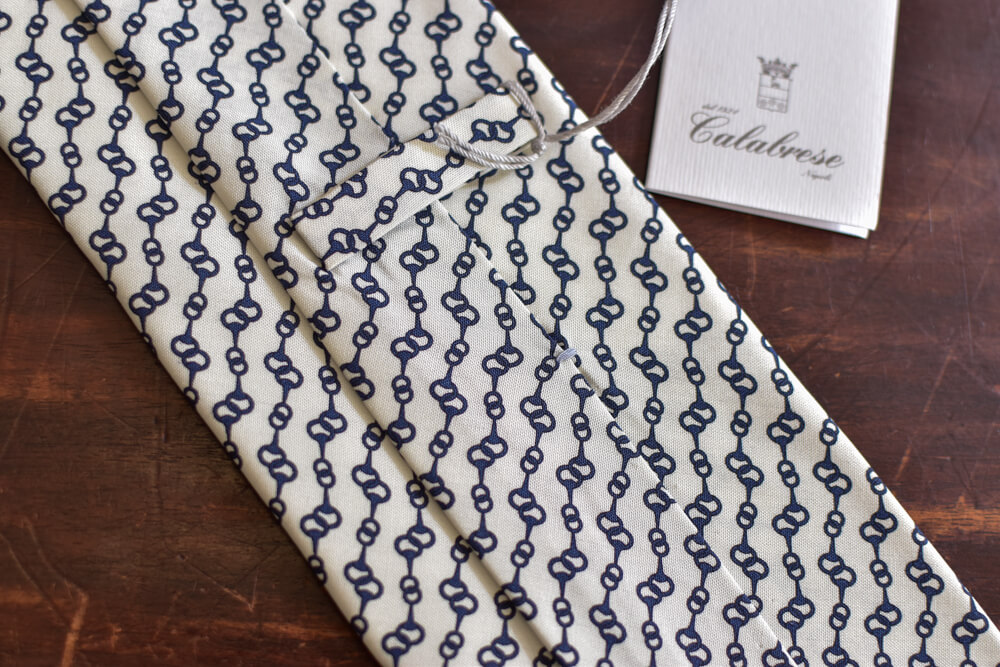 Cravate blanche imprimé chainettes Calabrese