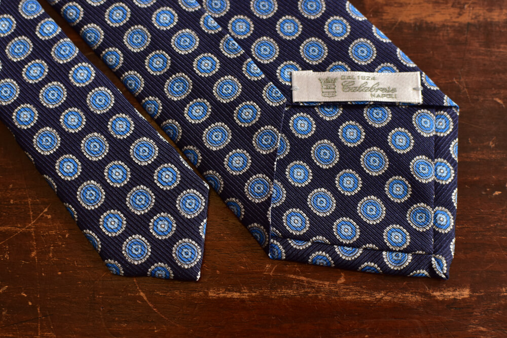 Cravate bleu marine imprimé médaillon bleu ciel