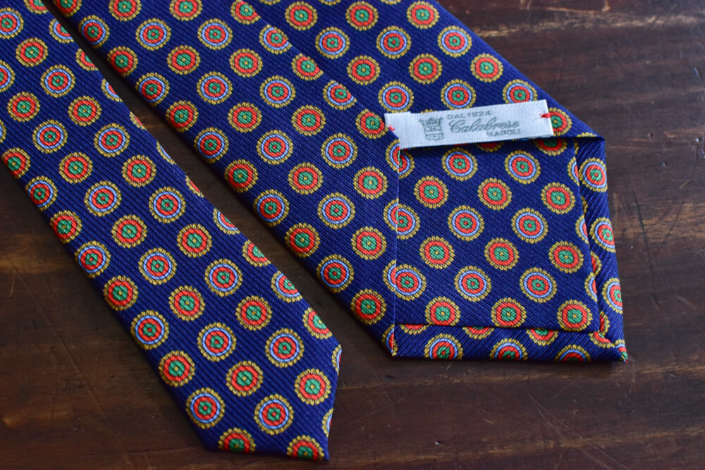 Cravate bleu marine imprimé médaillon orange vert Calabrese