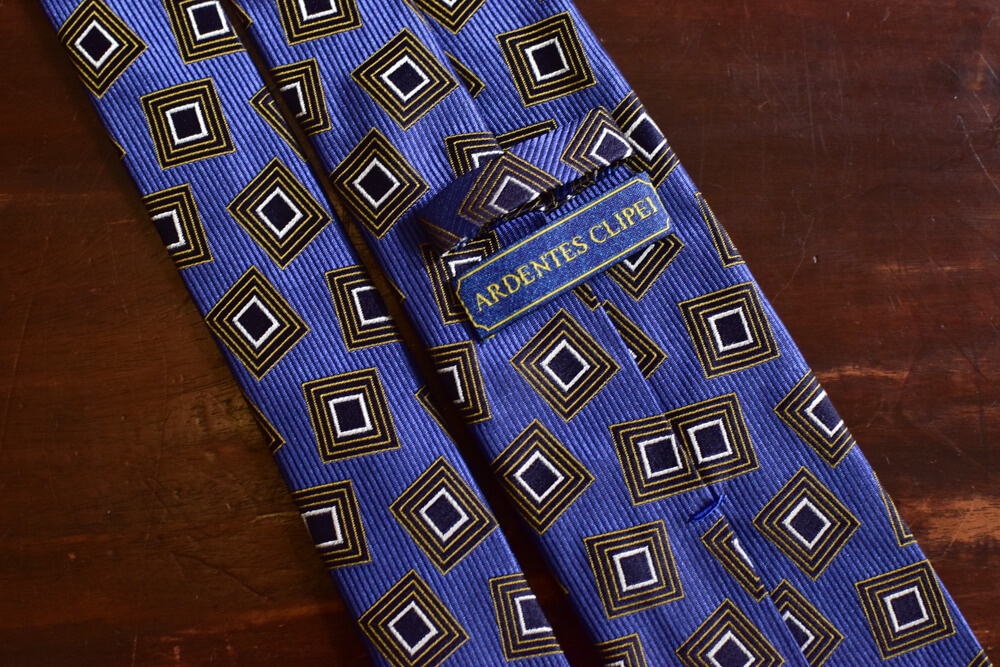 Cravate bleue jacquard carré