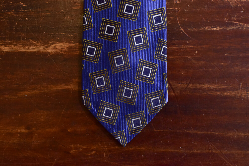 Cravate bleue jacquard carré