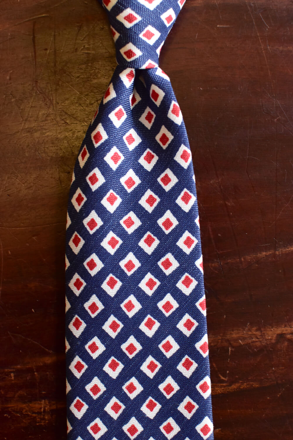 Cravate bleue petits motifs imprimés carrés