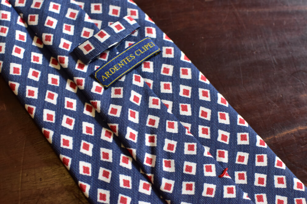Cravate bleue petits motifs imprimés carrés
