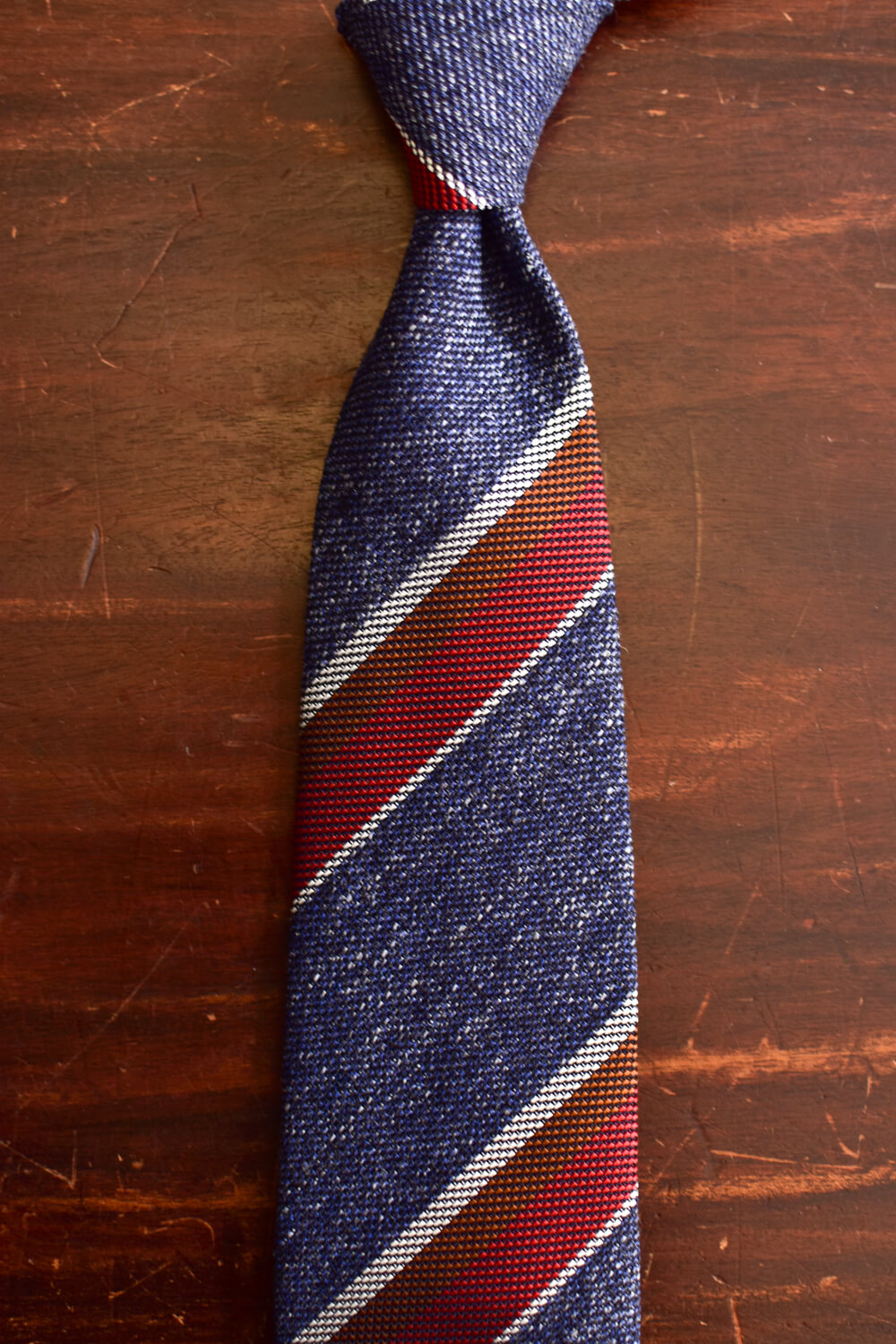 Cravate club non doublée bleu chambray rayres rouge
