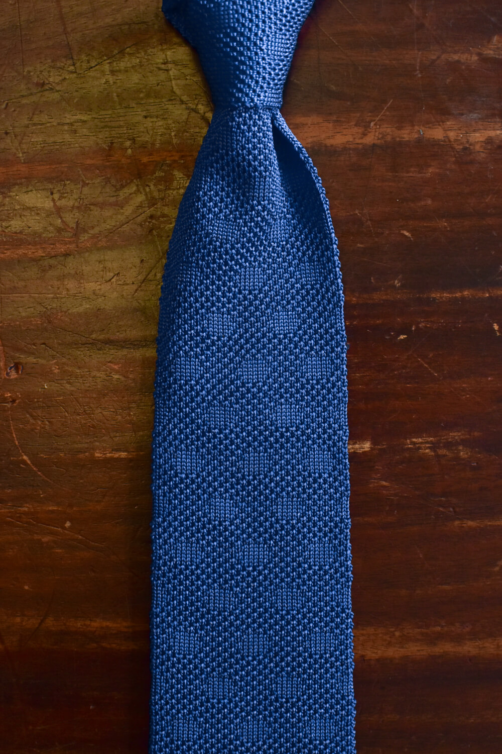 Cravate tricot en pointe bleu a pois