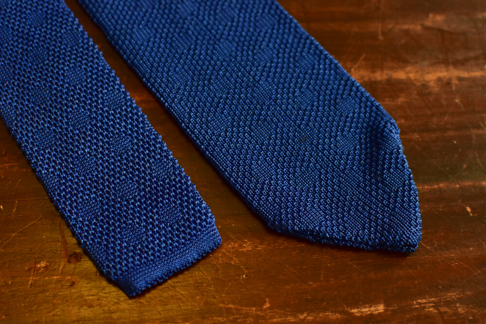 Cravate tricot en pointe bleu a pois