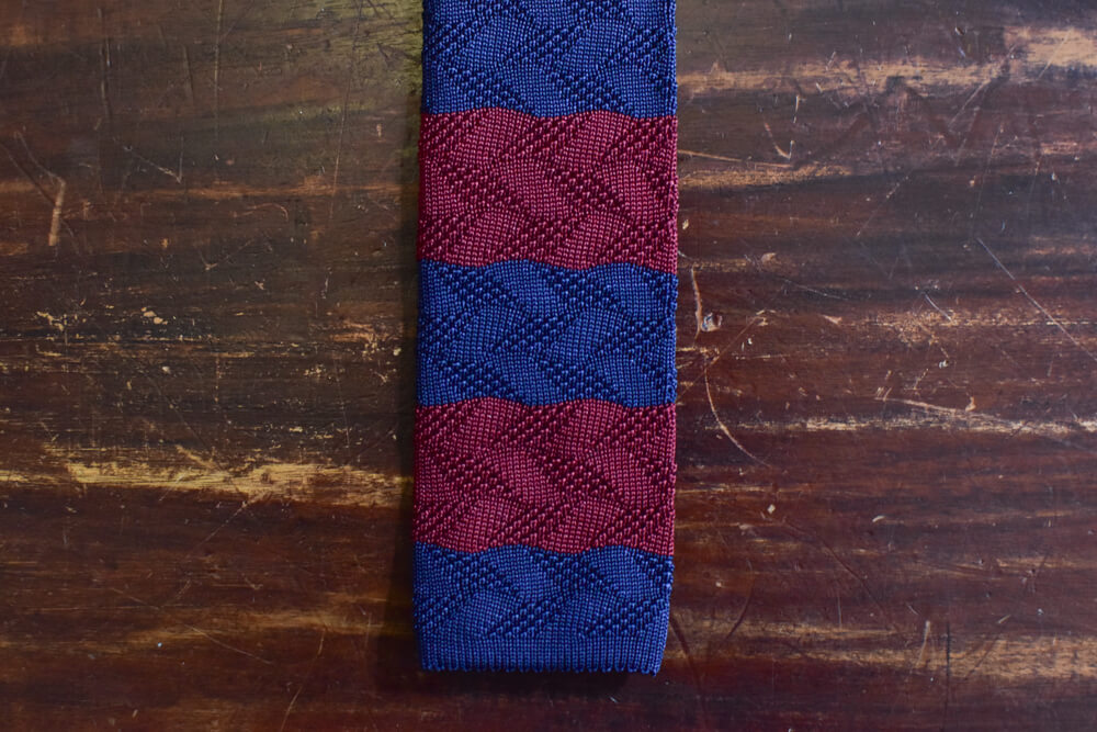 Cravate tricot rayée bleu marine et bordeaux