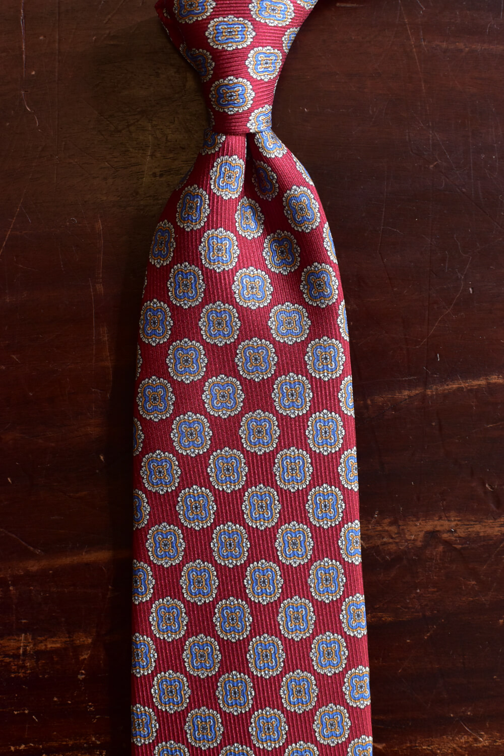 Cravate twill de soie rouge imprimé médaillon Calabrese