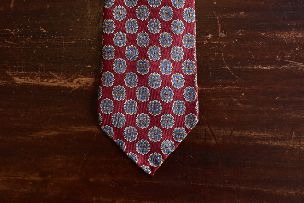 Cravate twill de soie rouge imprimé médaillon Calabrese