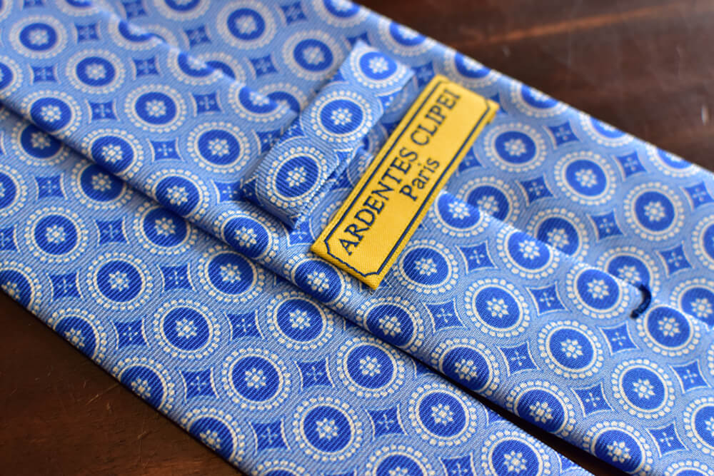 cravate-bleu-ciel-medaillon