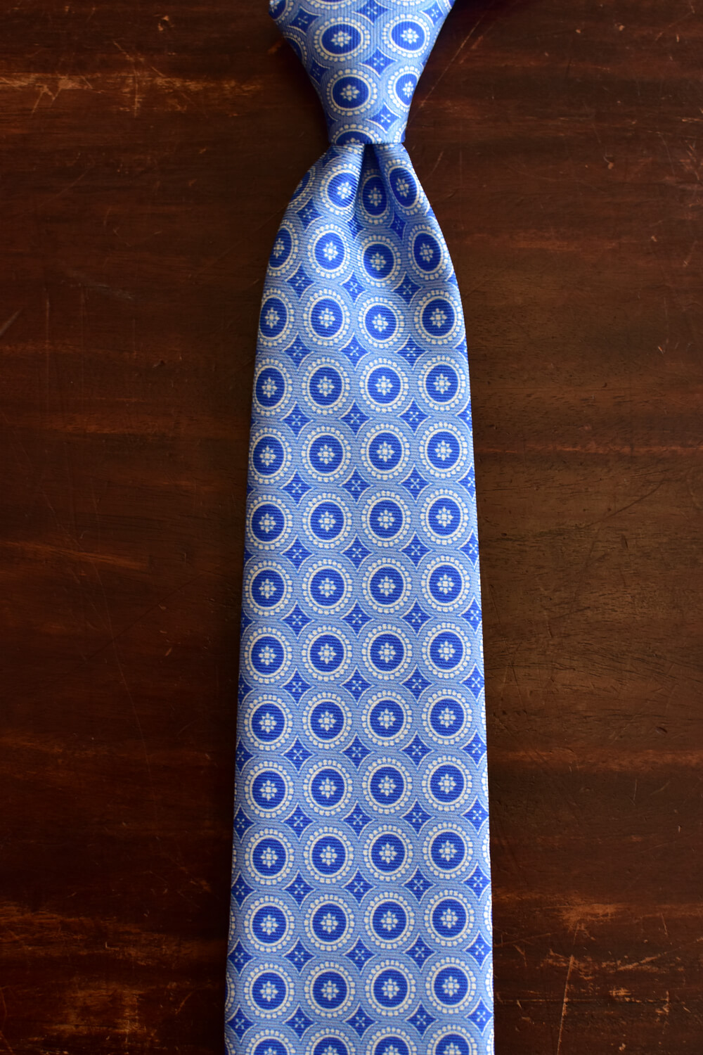 cravate-bleu-ciel-medaillon