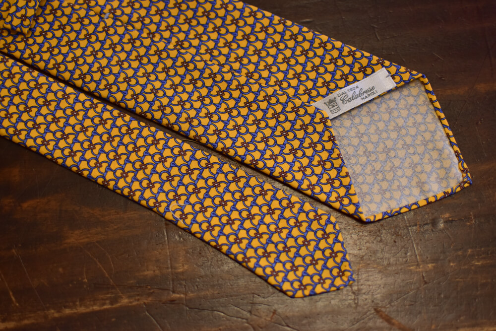 Cravate jaune à motif chainette