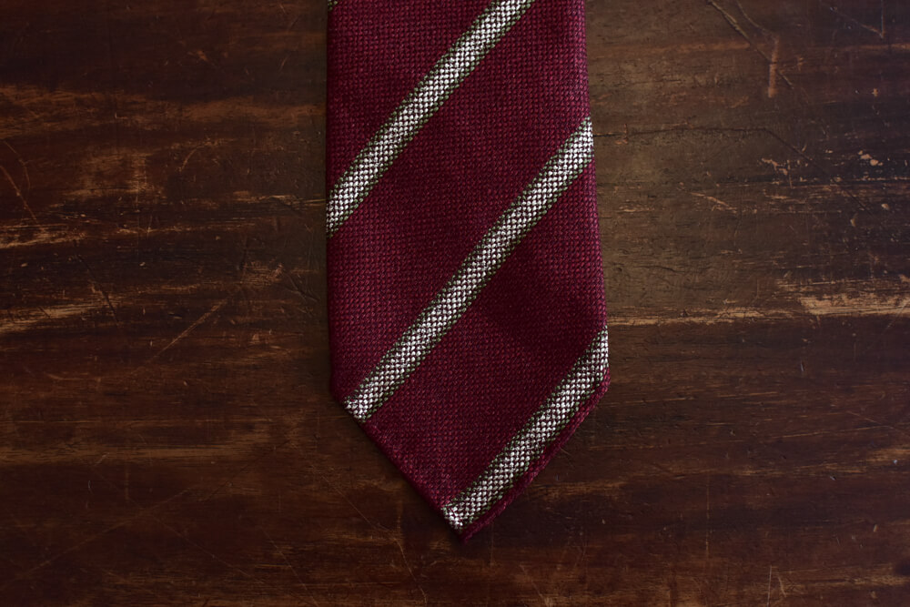 cravate rouge à rayures