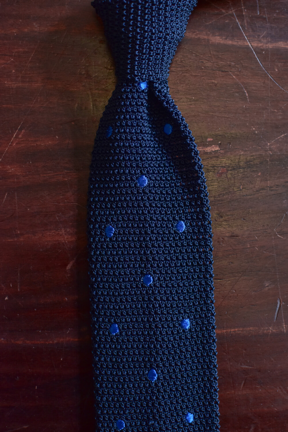 cravate tricot bleu à pois