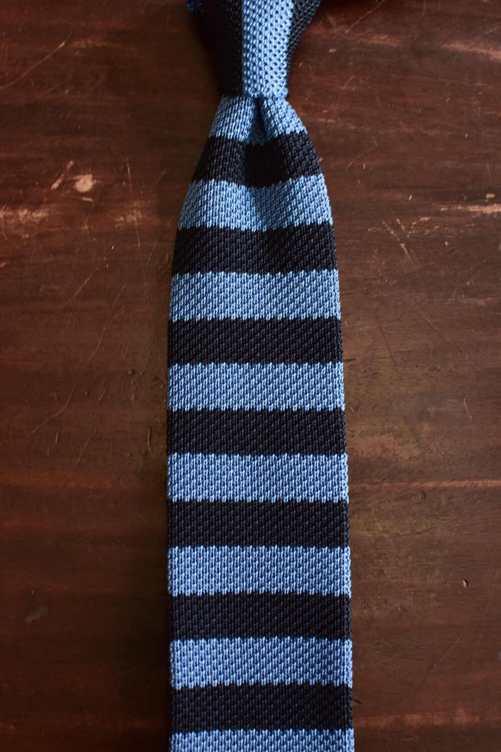 cravate tricot bleu a rayures horizontales