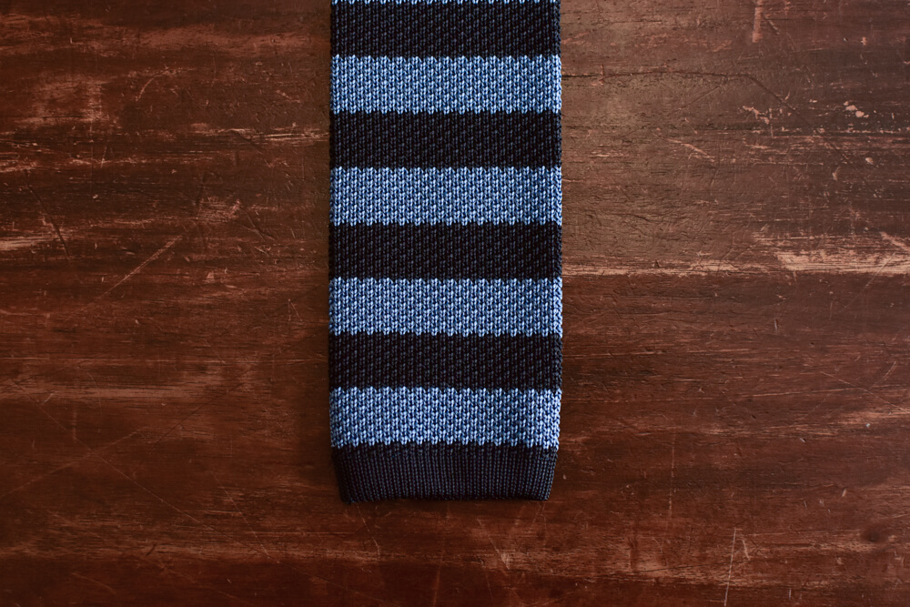 cravate tricot bleu a rayures horizontales