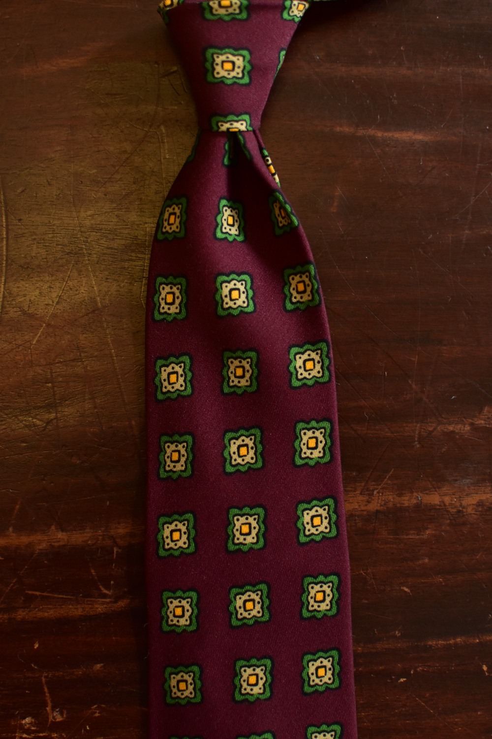 cravate 5 plis laine et soie bordeaux medaillon vert