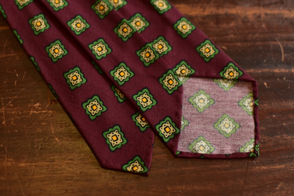 cravate 5 plis laine et soie bordeaux medaillon vert
