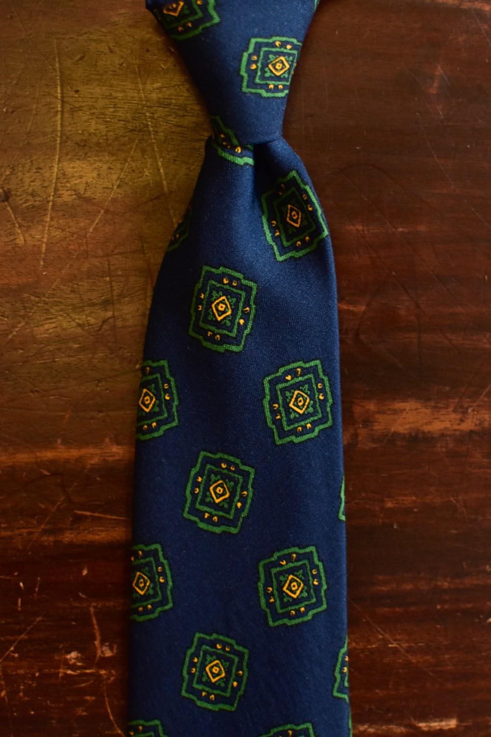 cravate laine et soie bleu medaillon vert