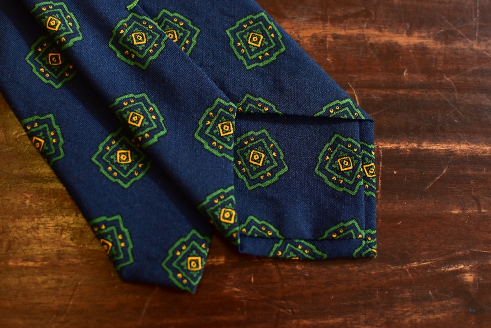 cravate laine et soie bleu medaillon vert