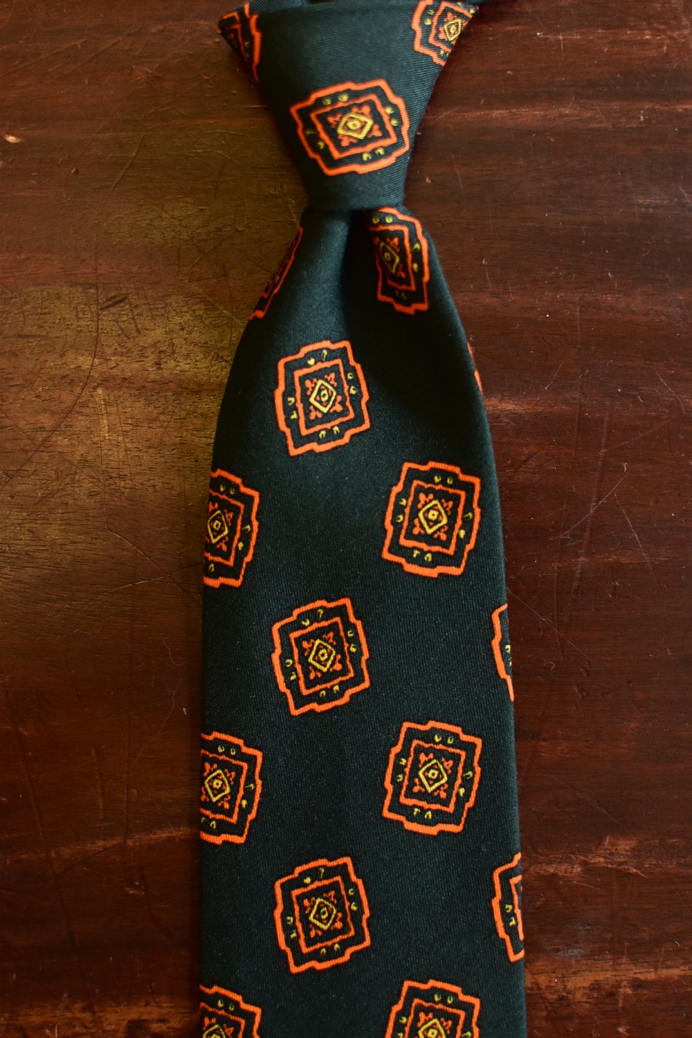 cravate laine et soie vert medaillon orange