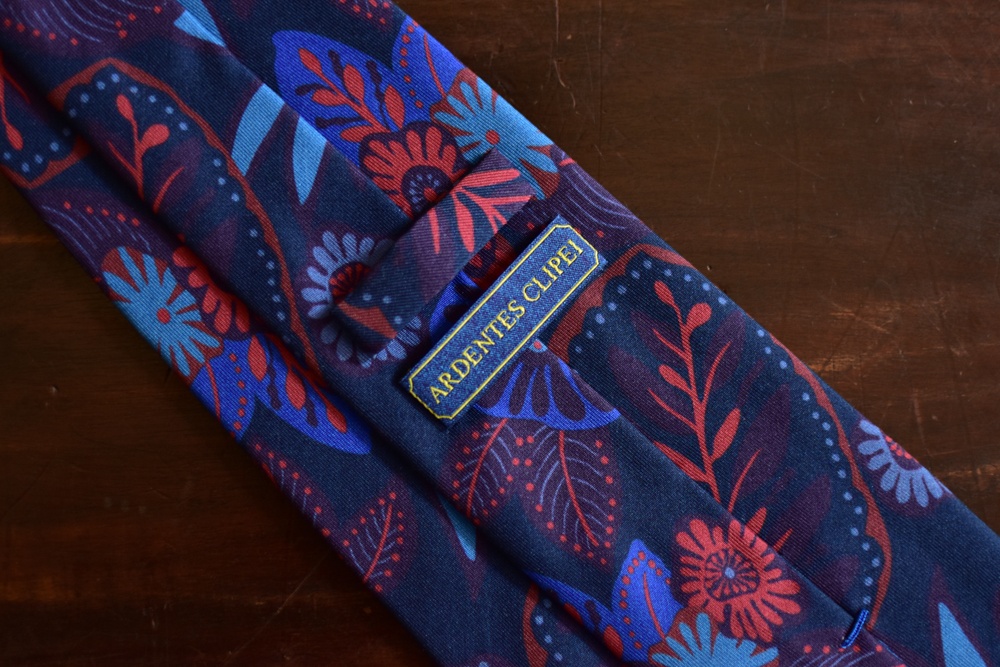 cravate twill de soie bleu imprimé floral