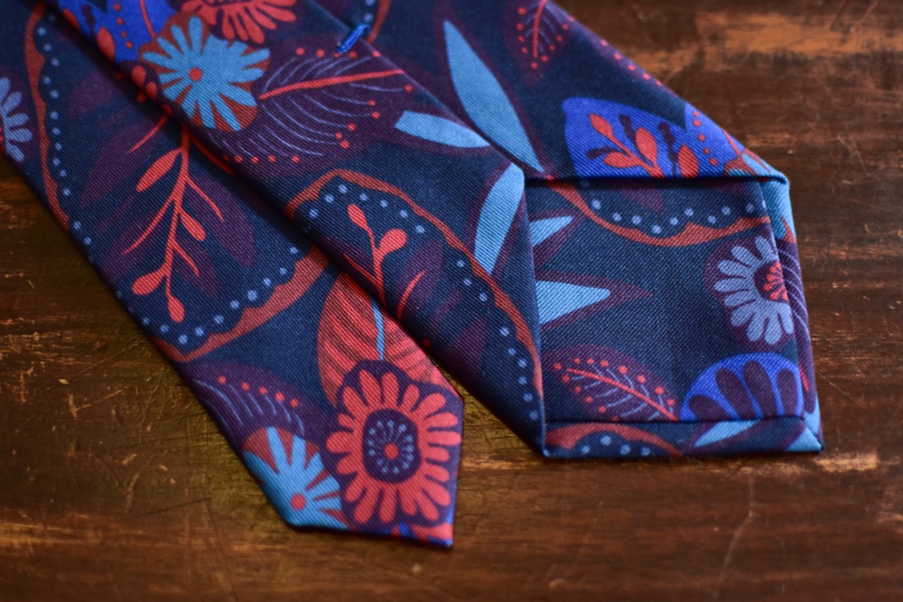 cravate twill de soie bleu imprimé floral