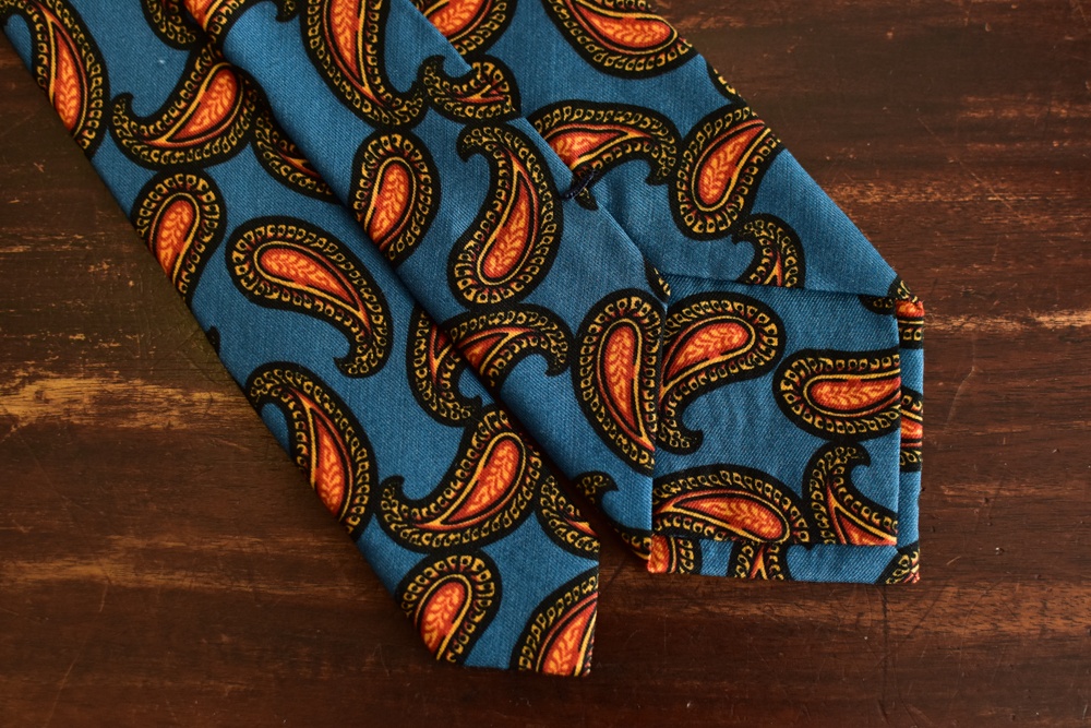 cravate twill de soie et laine bleu paisley orange
