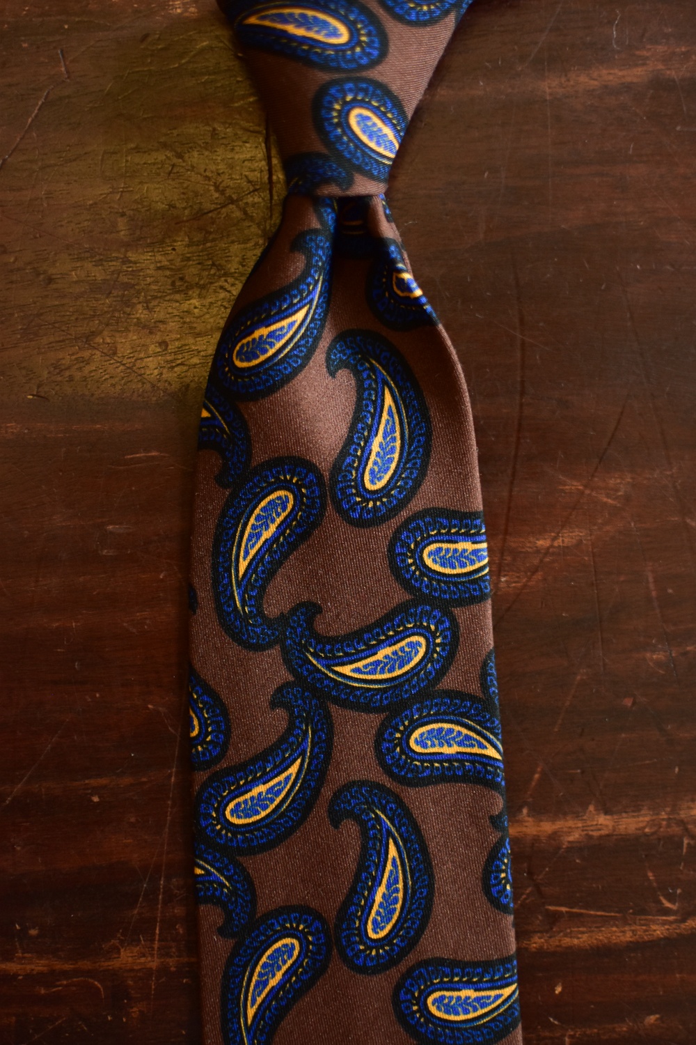cravate twill de soie et laine marron imprimé paisley bleu