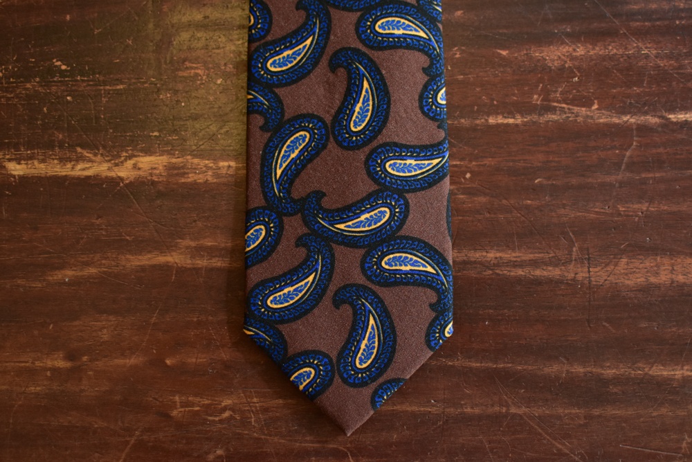 cravate twill de soie et laine marron imprimé paisley bleu