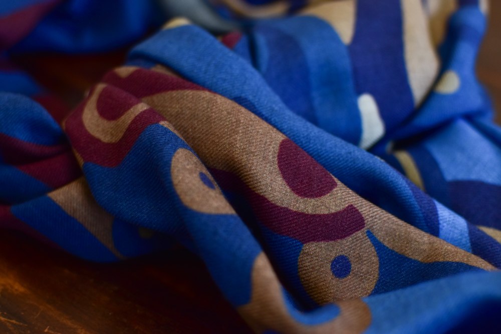 echarpe laine de yack motif floral bleu-3