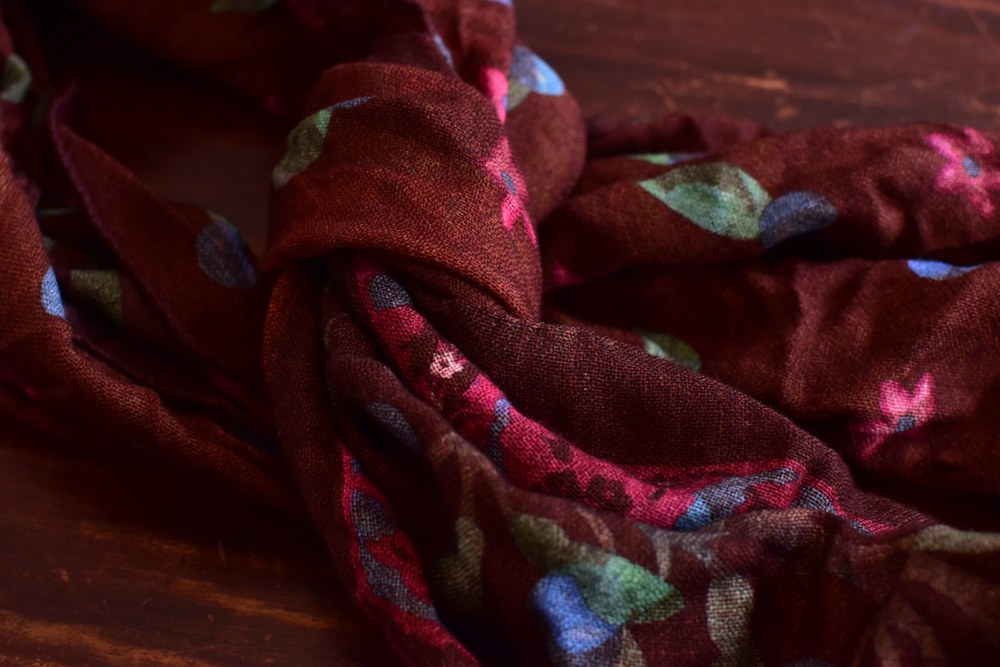 Écharpe bordeaux en laine imprimé vegetal-Calabrese